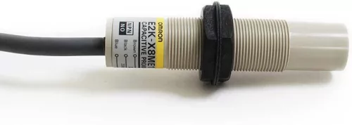 Kapacitív közelítéskapcsoló M18-as menetes testtel, 8 mm érzékelési távolságú, Omron E2K-X8ME1