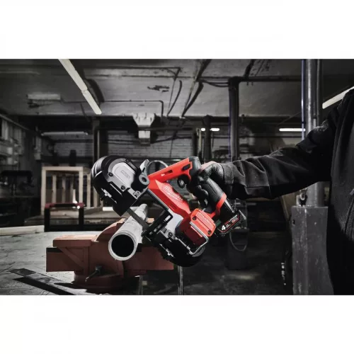 Milwaukee M12FBS64-402C M12 FUEL SZUPERKOMPAKT SZALAGFŰRÉSZ (vágási kapacitás 64 mm)