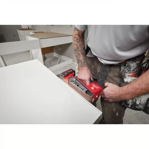 Milwaukee M18FBTS75-552X FUEL 75MM BELT SANDER IN2