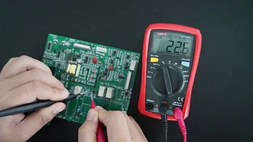 Multiméter, AC/DC feszültség 600V-ig, AC/DC áram, ellenállás, kapacitás, UNI-T UT 33A+